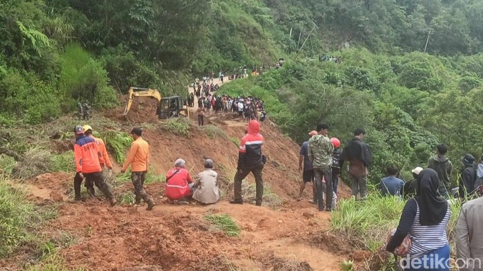 Pencarian korban longsor di Kecamatan Bastem Utara, Kabupaten Luwu.