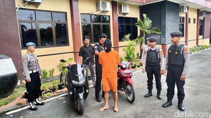 Pelaku pencurian motor ES saat dihadirkan dalam jumpa pers di Mapolres Kulon Progo, Senin (26/2).