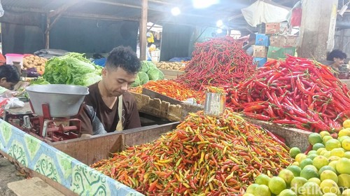 Pejual telur dan cabai di Pasar Inpres Naikoten, Kecamatan Oebobo, Kota Kupang, NTT. (Yufengki Bria/detikBali).