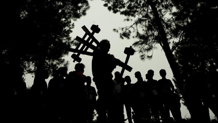Warga membawa alat bermain tradisional Kadaplak di Kampung Pasir Angling, Kabupaten Bandung Barat, Senin (26/2/2024). Kadaplak yang pada zaman Belanda sempat dimanfaatkan untuk mengangkut hasil tani dan tembakau tersebut kembali dihadirkan masyarakat kampung Pasir Angling guna mengenalkan dan mengedukasi agar permainan tradisional itu tetap lestari di tengah perkembangan teknologi. ANTARA FOTO/Novrian Arbi/Spt.