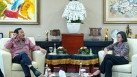 Sebagai putra Toba asli, Pak Luhut juga harus nonton nih sangat lucu dan menghibur. Sehat-sehat selalu ya Bapak, terima kasih atas kunjungannya..! ujar Sri Mulyani.Foto: Dok. Kementerian Keuangan