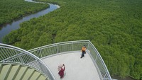 Dari atas menara itu wisatawan dapat melihat pemandangan Selat Malaka.