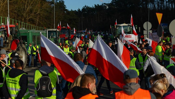 Petani Polandia Blokir Jalan Menuju Jerman dalam Aksi Protes Uni Eropa A drone photo shows Polish farmers blocking the A2 motorway to protest over price pressures, taxes and green regulation, grievances shared by farmers across Europe and against the import of agricultural produce and food products from Ukraine, close to the Polish-German border, near Swiecko, Poland February 25, 2024. REUTERS/Lisi Niesner