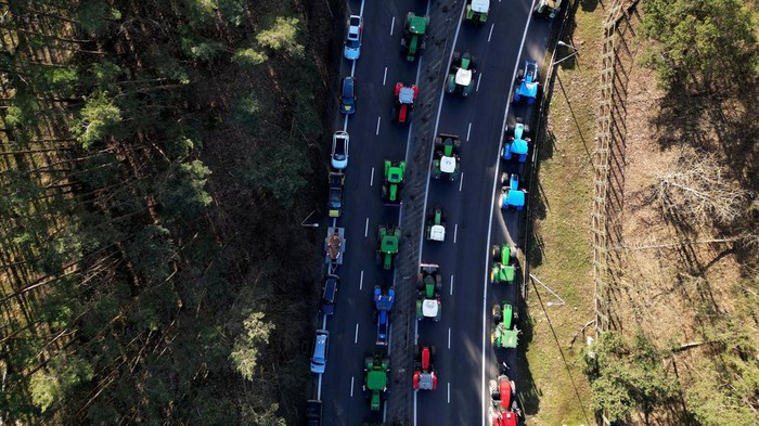 A drone photo shows Polish farmers blocking the A2 motorway to protest over price pressures, taxes and green regulation, grievances shared by farmers across Europe and against the import of agricultural produce and food products from Ukraine, close to the Polish-German border, near Swiecko, Poland February 25, 2024. REUTERS/Lisi Niesner