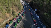 Sekitar 100 traktor berbaris di sisi Polandia A20 di utara Swiecko, memblokir perbatasan dan memaksa lalu lintas tujuan Jerman melewati Slubice dan melewati jembatan menuju Frankfurt Oder.