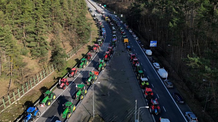 A drone photo shows Polish farmers blocking the A2 motorway to protest over price pressures, taxes and green regulation, grievances shared by farmers across Europe and against the import of agricultural produce and food products from Ukraine, close to the Polish-German border, near Swiecko, Poland February 25, 2024. REUTERS/Lisi Niesner