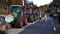 Para petani di Eropa Tengah marah atas apa yang mereka sebut persaingan tidak sehat dari luar negeri, khususnya Ukraina, setelah keputusan UE pada tahun 2022 yang menghapuskan bea masuk atas impor pangan Ukraina.