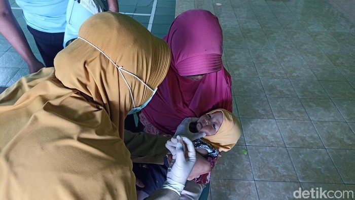 Petugas memberikan vaksin polio di Blitar.