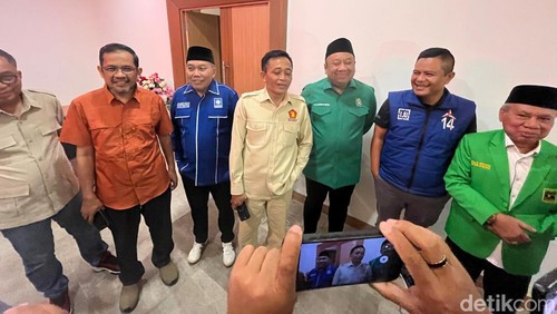 Sejumlah pimpinan parpol di NTB saat mengunjungi Mapolda NTB pada Senin (26/2/2024) malam.
Foto: Helmy Akbar / detikBali