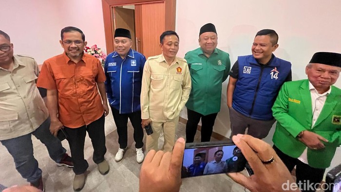 Sejumlah pimpinan parpol di NTB saat mengunjungi Mapolda NTB pada Senin (26/2/2024) malam.
Foto: Helmy Akbar / detikBali