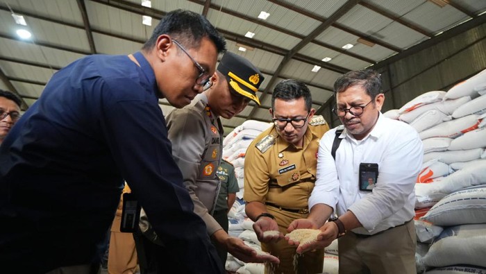 Pj Wali Kota Mojokerto M Kuncoro mengecek beras