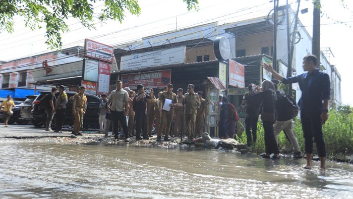 Pj Walkot Pekanbaru Muflihun meninjau jalan rusak. (Foto: Diskominfotik Pekanbaru)