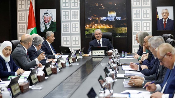 Palestinian Prime Minister Mohammad Shtayyeh convenes a cabinet meeting, amid reports about Prime Minister Shtayyeh announcing his resignation, in Ramallah in the Israeli-occupied West Bank, February 26, 2024. REUTERS/Mohammed Torokman
