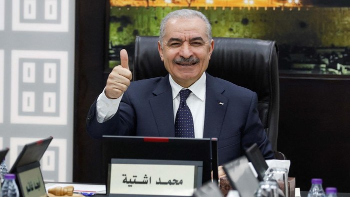 Palestinian Prime Minister Mohammad Shtayyeh convenes a cabinet meeting, amid reports about Prime Minister Shtayyeh announcing his resignation, in Ramallah in the Israeli-occupied West Bank, February 26, 2024. REUTERS/Mohammed Torokman