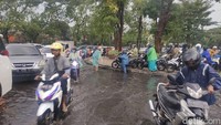 Banjir juga terjadi di Jalan Pahlawan setelah diguyur hujan lebat.