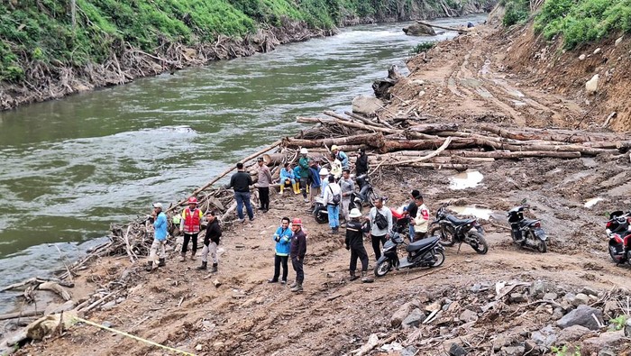 Polisi dan warga saat proses evakuasi mayat di PLTA Kerinci, Jambi.