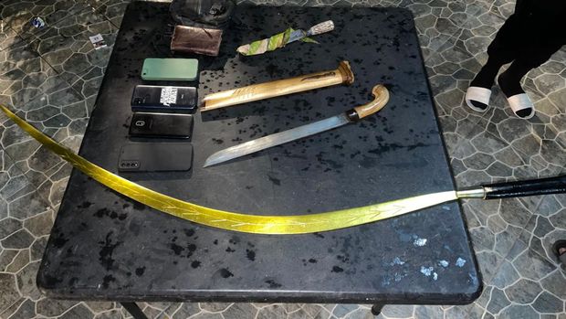 Polisi mengamankan gangster yang hendak tawuran di Surabaya