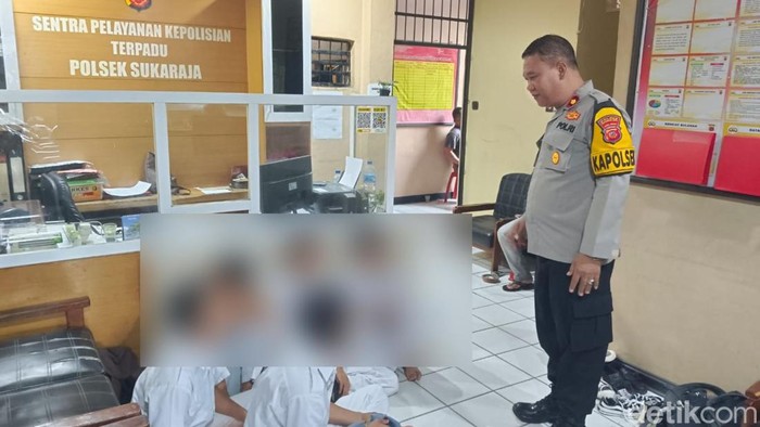 Polisi saat melakukan pembinaan pada para siswa yang diamankan hendak tawuran
