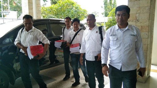Polisi serahkan berkas perkara tahap pertama 14 tersangka perusakan belasan TPS dan pembakaran logistik pemilu di Kecamatan Parado, Kabupaten Bima, NTB, ke kantor Kejari Bima, Senin, (26/2/2024). (Istimewa)