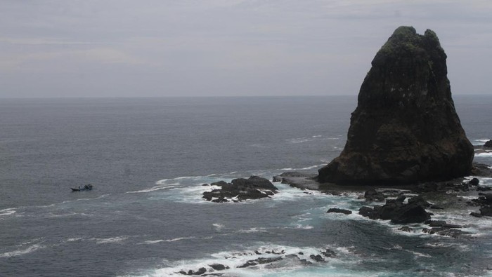 Potensi wisata pantai di Jember Wisatawan berekreasi di Pantai Pasir Putih Malikan (Papuma), Wuluhan,Jember, Jawa Timur, Senin (26/2/2024). Pemerintah setempat berkolaborasi dengan Perum Perhutani menggencarkan program pariwisata yakni membuka akses menuju destinasi wisata pantai baru serta melengkapi fasilitas di sejumlah pantai guna meningkatkan kunjungan wisatawan di kabupaten Jember yang pada akhir tahun 2023 mencapai 745.952 orang sehingga mendongkrak Pendapatan Asli Daerah (PAD). ANTARA FOTO/Ari Bowo Sucipto/Spt.