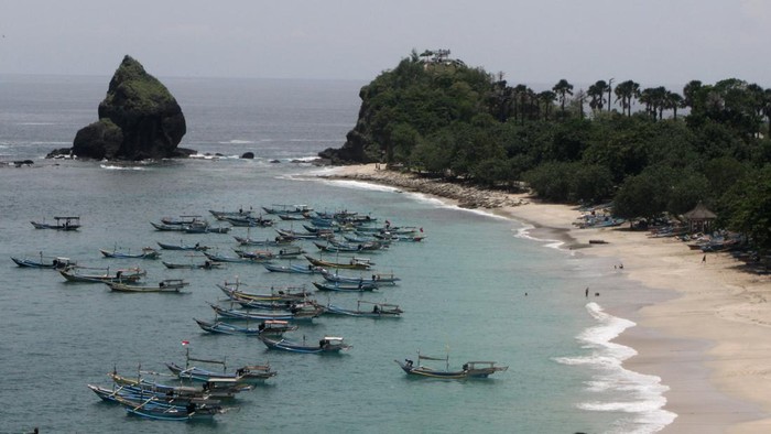 Pesona dan Potensi Wisata Pantai di Jember