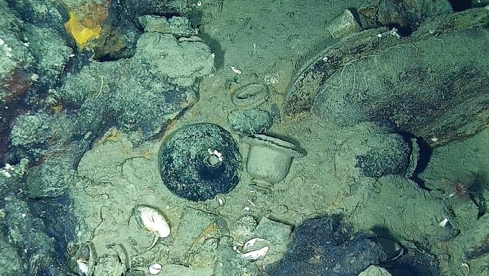 Porcelain cups that belong to the treasure of the Spanish galleon San Jose, sunk in 1708, lie at the bottom of the sea off Cartagena, Colombia May 10, 2022. Colombian Army/Handout via REUTERS THIS IMAGE HAS BEEN SUPPLIED BY A THIRD PARTY. NO RESALES NO ARCHIVES. MANDATORY CREDIT.