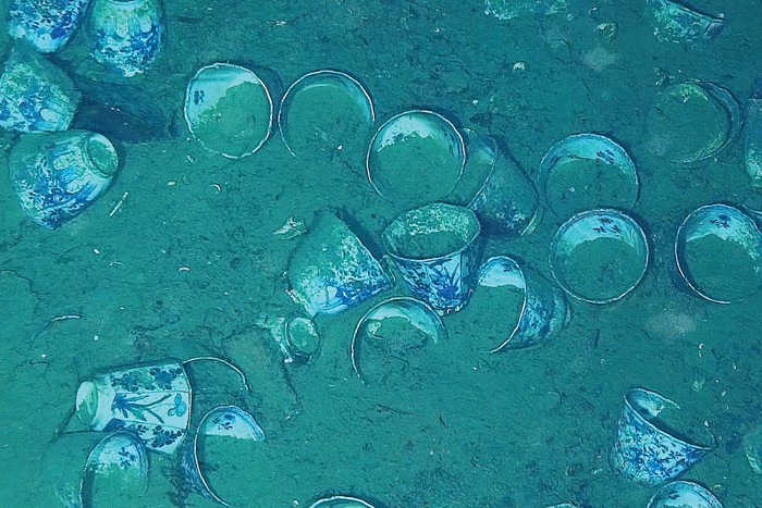 Porcelain cups that belong to the treasure of the Spanish galleon San Jose, sunk in 1708, lie at the bottom of the sea off Cartagena, Colombia May 10, 2022. Colombian Army/Handout via REUTERS THIS IMAGE HAS BEEN SUPPLIED BY A THIRD PARTY. NO RESALES NO ARCHIVES. MANDATORY CREDIT.