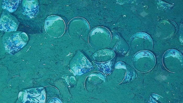 Potret Harta Karun Berusia Ratusan Tahun di Bawah Laut Kolombia Porcelain cups that belong to the treasure of the Spanish galleon San Jose, sunk in 1708, lie at the bottom of the sea off Cartagena, Colombia May 10, 2022. Colombian Army/Handout via REUTERS THIS IMAGE HAS BEEN SUPPLIED BY A THIRD PARTY. NO RESALES NO ARCHIVES. MANDATORY CREDIT.