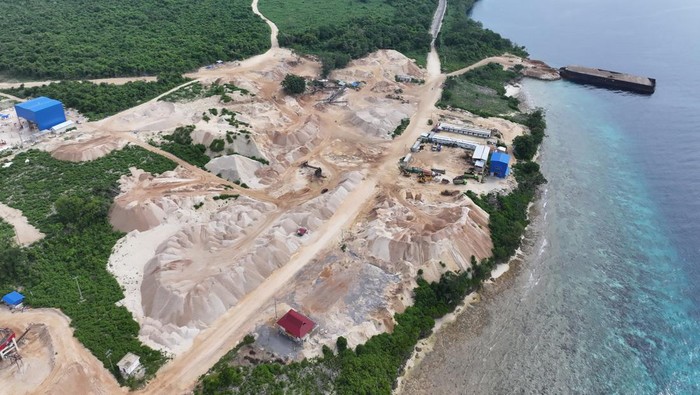 Potret Penambangan Batu Gamping di Buton Tengah Foto udara aktivitas pemuatan batu gamping di salah satu perusahan di Desa Gundu-gundu, Kecamatan Mawasangka, Buton Tengah, Sulawesi Tenggara, Minggu (25/2/2024). Batu gamping tersebut selain digunakan sebagai material bangunan juga menjadi material pengolahan ore nikel. ANTARA FOTO/Jojon/aww.
