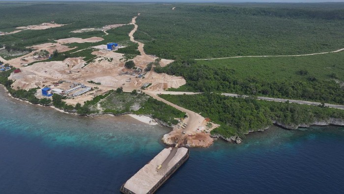 Foto udara aktivitas pemuatan batu gamping di salah satu perusahan di Desa Gundu-gundu, Kecamatan Mawasangka, Buton Tengah, Sulawesi Tenggara, Minggu (25/2/2024). Batu gamping tersebut selain digunakan sebagai material bangunan juga menjadi material pengolahan ore nikel. ANTARA FOTO/Jojon/aww.
