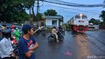 Potret Pengendara Terobos Palang Pintu Kereta Api di Surabaya