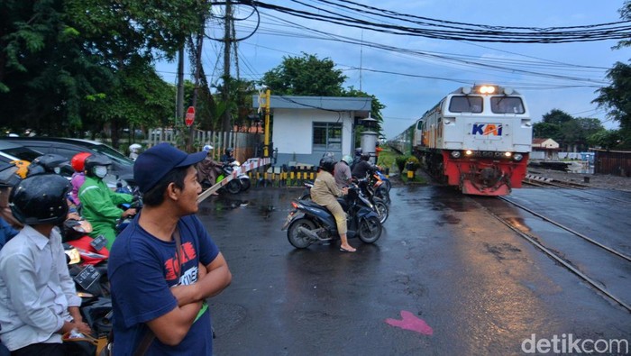 Potret Pengendara Terobos Palang Pintu Kereta Api di Surabaya Potret Pengendara Terobos Palang Pintu Kereta Api di Surabaya