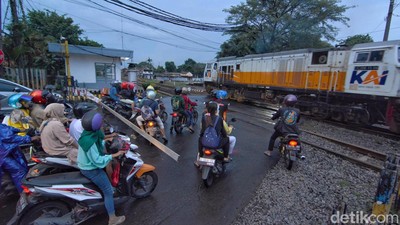 Potret Pengendara Terobos Palang Pintu Kereta Api di Surabaya