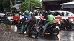 Potret Pengendara Terobos Palang Pintu Kereta Api di Surabaya