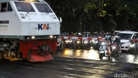Jarak tak aman bagi pengendara yang nekat menerobos palang kereta api.