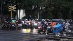 Potret Pengendara Terobos Palang Pintu Kereta Api di Surabaya