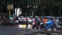 Petugas tak henti memberikan peringatan untuk para pengendara, namun tetap saja mereka bandel dan menempati posisi yang tidak semestinya.