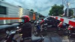 Potret Pengendara Terobos Palang Pintu Kereta Api di Surabaya