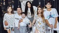 Sebelum melahirkan, Sheila dan Dimas membagikan potret keluarga mereka ketika Natal. Terlihat semuanya memamerkan senyum bahagia. Foto: Instagram itssheilamj
