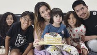 Kehangatan keluarga mereka kerap terlihat ketika ada yang berulang tahun. Saat Jerome ulang tahun, mereka menghadiahi kue ulang tahun berikut ucapan manis. Foto: Instagram itssheilamj