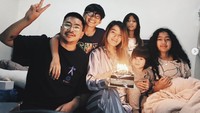 Ulang tahun ke-34, Sheila juga mendapat selamat dari suami dan anak-anaknya. Kue cokelat menemani momen spesial mereka. Foto: Instagram itssheilamj