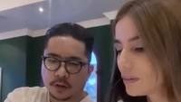 Sheila dan Dimas merayakan ulang tahun mereka secara romantis. Mereka makan berdua di sebuah restoran dengan set menu yang banyak. Foto: Instagram itssheilamj