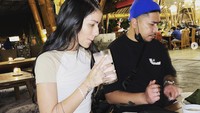 Santap di restoran tradisional dengan menu seafood hingga Sunda, Sheila dan suami senang karena ini dalam rangka ulang tahun ayah Sheila. Foto: Instagram itssheilamj