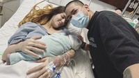 Lewat Instagram, Sheila Marcia dan sang suami yaitu Dimas Akira membagikan potret kelahiran anak kelima mereka. Diberi nama Abraham Jared Joseph, anak laki-laki ini lahir pada 26 Februari 2024, pukul 06.02. Foto: Instagram itssheilamj