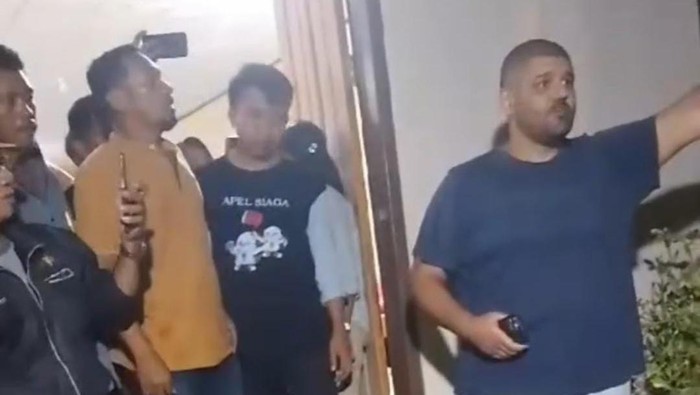 Pria asal Mesir inisial MAK (kanan) saat cekcok dengan anggota panwascam gegara suara speaker di Bolmut, Sulut.