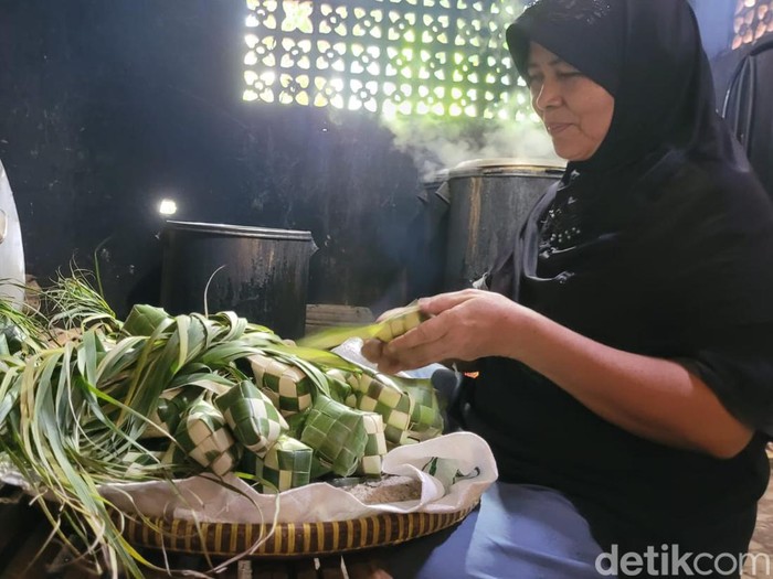 Produsen ketupat di Desa Datar, Kecamatan Sumbang, Kabupaten Banyumas, Senin (26/2/2024).