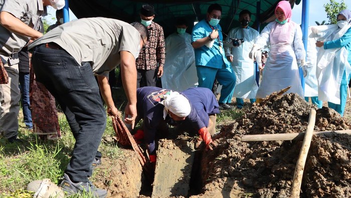 Proses ekshumasi jasad bocah yang tewas usai dimasukkan tang ke anus. (Foto: Dok. Polres Aceh Barat)