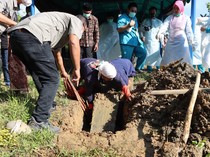 Jenazah Bocah Dibunuh Pacar Ibu dengan Dimasukkan Tang ke Anus Diautopsi