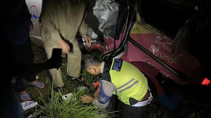 Proses evakuasi korban kecelakaan di Bangka Tengah.