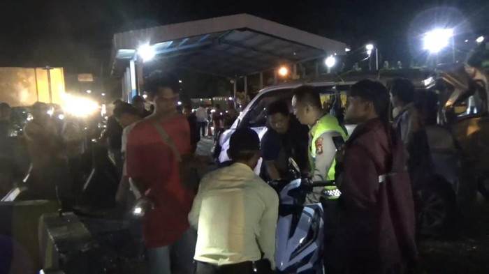 Proses evakuasi korban kecelakaan di Pelabuhan Bakaheuni.